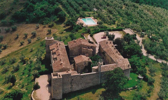 Monte Vibiano Vecchio House | Idyllic Apartment in Montelagello with Pool and Garden