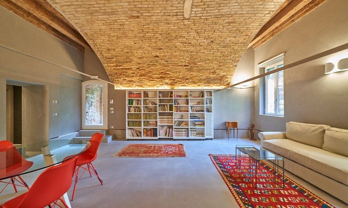 Dorsoduro Apartment | Prime Apartment in Venice with Spa and Hot Tub Amenities
