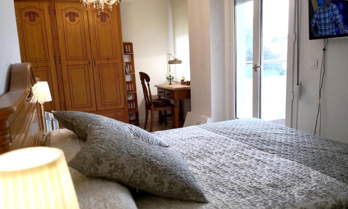 Mogro Apartment | Beachside 2-Bedroom Apartment at Mogro with Sea View Jacuzzi