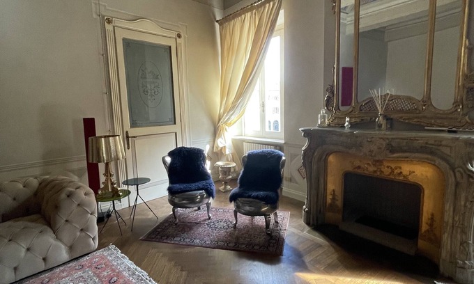 Old Town Bed & Breakfast | Elegant Apartment in Piazza Grande Modena - 10/10 Guest Rated