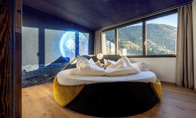 Collepietra Apartment | Inviting Apartment “Sonnleiten Sonne Mond u Sterne” with Views