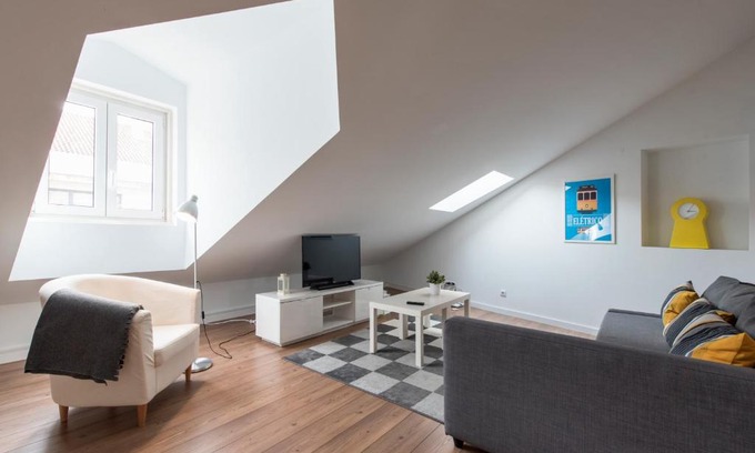 Santo Condestavel Apartment | Cozy Apartment Next to Tram 28 - Family Friendly Retreat