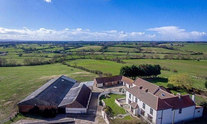Stockton-on-Tees Apartment | Relaxing Retreat with Hot Tub at Viewly Hill Farm