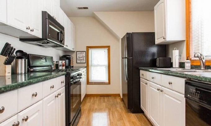 Libertyville Apartment | Cozy Downtown Libertyville Apartment with 2 King Beds