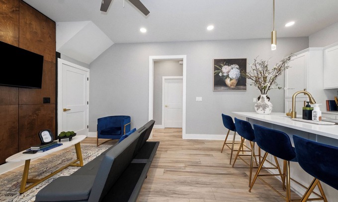 Midtown Apartment | Charming Apt near Trinity Univ, Pearl, DT & 2 King Bed