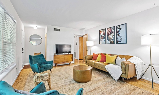 Dallas House | Charming Arboretum Main House - Stylish 3-Bedroom Sanctuary