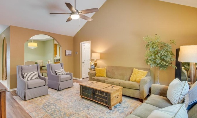 Fayetteville House | Delightful Arkansas Retreat with Deck, Steps from Downtown