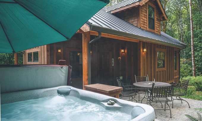 Welches Cabin | Secluded Cedar Springs Cabin with Hot Tub & Spa Amenities