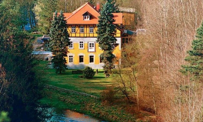 Grossschirma Villa | Charming attic apartment in a villa with park in Großschirma