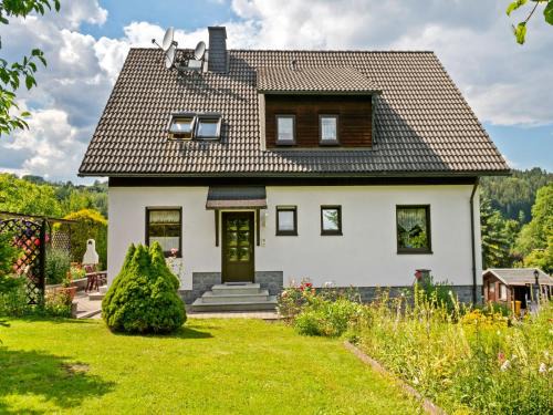 Pohla Apartment | Inviting Apartment with Garden View in Erzgebirge