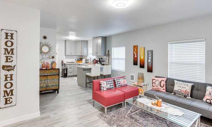 Auburn House | Exquisite Auburn Retreat: 10/10 Rated with Spa & Breakfast!