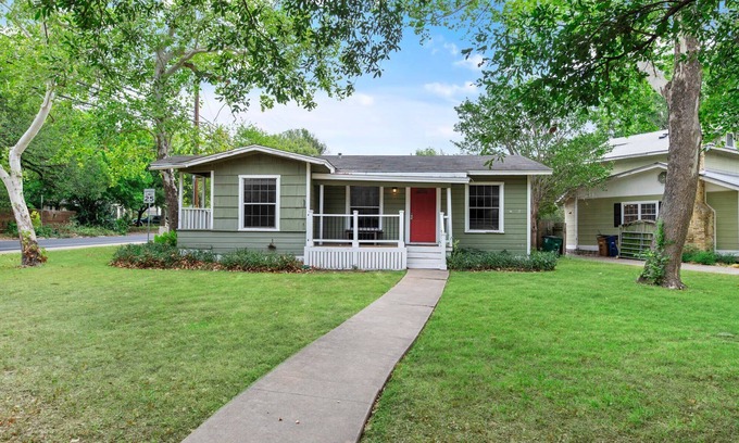 South Manchaca House | Pet-Friendly Austin Home with Spacious Backyard & Breakfast