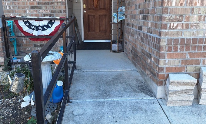 San Antonio Bed & Breakfast | Charming B&B with WiFi and flower garden at entrance view in Enchanting Converse