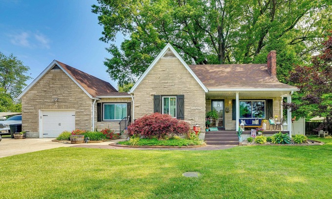 Bardstown House | Inviting Bardstown Home with Deck & Great Amenities