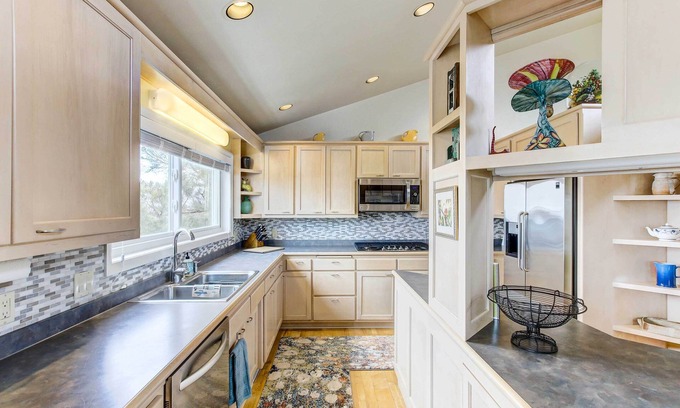 Morrison House | Cozy Bayview Art House: Deck, Grill & Spa Retreat!