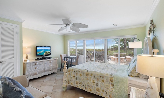 Longboat Key Apartment | Prime Beachfront Studio with Spa and Ocean Views