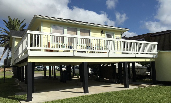 Rockport House | Beach House in Rockport: Relax by Pool & Enjoy Spa Amenities
