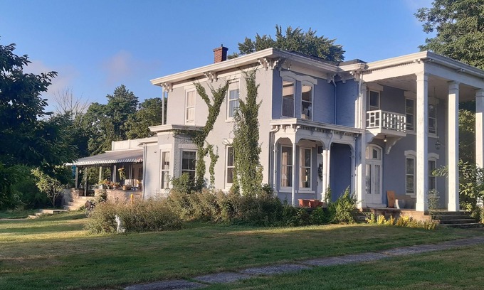 Strongsville Bed & Breakfast | Charming bed & breakfast with WiFi and AC in historic Strongsville