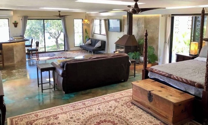 Pukalani Bed & Breakfast | Charming bed & breakfast on the slopes of Haleakala with AC, WiFi.
