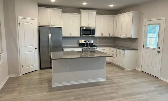 Austin House | Charming bedroom house in amazing Austin. Located next to the Tesla Gigafactory.