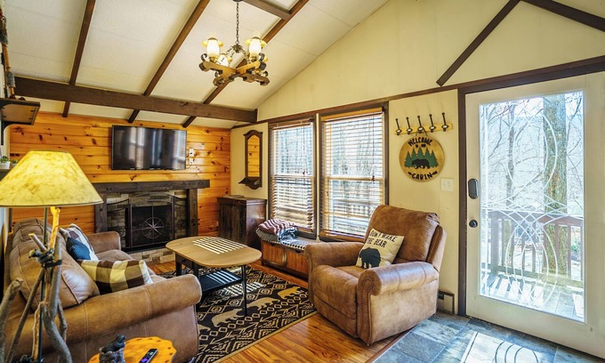 Beech Mountain Ski Chalet | Charming Beech Mountain Chalet – 2BR + Loft - 5 Mins to Ski Slopes & Restaurants