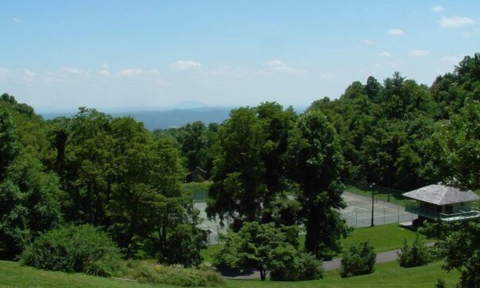 Dan River Ski Chalet | Scenic Mountain Retreat with Breakfast on Blue Ridge Parkway