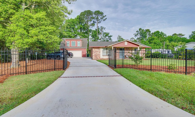 Bluffton Cottage | Bluffton Getaway with Spa & Family-Friendly Amenities