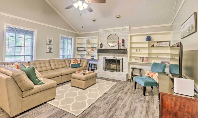 Flowood House | Charming Brandon Home w/ Deck, Charcoal Grill
