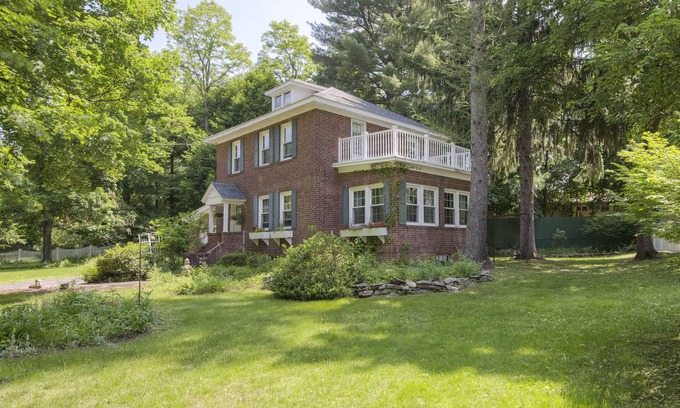 Haviland House | Pet-Friendly Brick House in Beautiful Hudson Valley