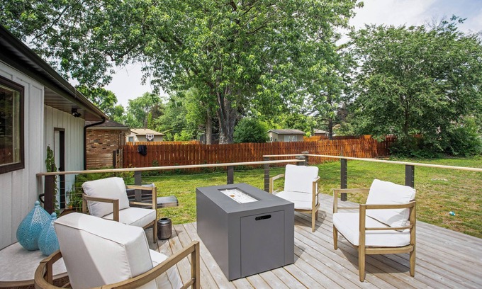 Crystal House | Bright Crystal Home Rental: Enjoy Spa & Fire Table Retreat