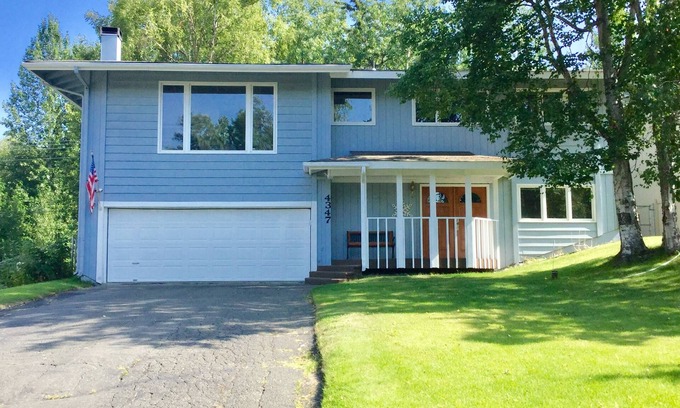 Scenic Foothills House | Family-Friendly Home with Spa & Breakfast - Rated 10/10!