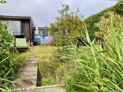 Anjum House | Cozy Holiday Home Zeemeeuw with Private Fishing Pier