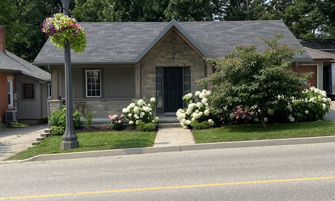 Elora House | Cozy Bungalow with Pool and Ocean View in Elora
