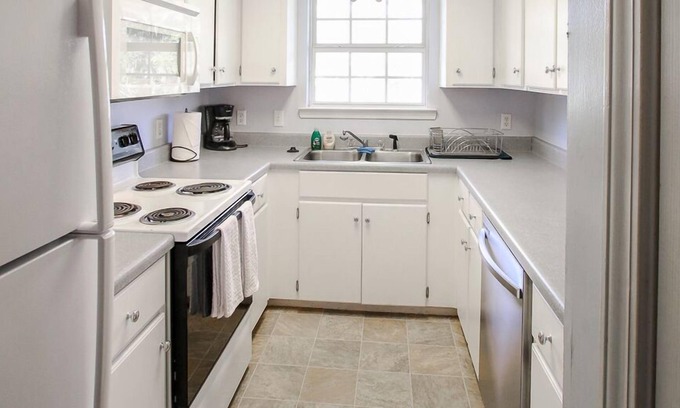 Richmond Hill House | Pet-Friendly Bungalow Just Minutes from Savannah