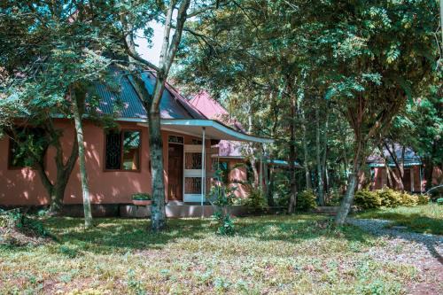 Mwanza Bed & Breakfast | Cozy Bungalows with Pet-Friendly Amenities & Restaurant