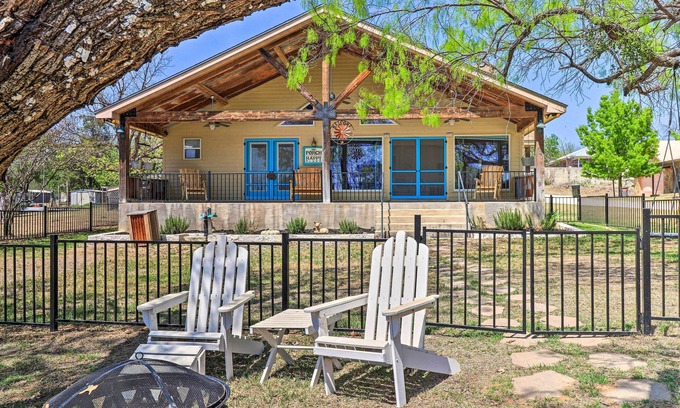 Silver Creek Village Cottage | Lake View Burnet Cottage with Porch & Pet-Friendly Amenities