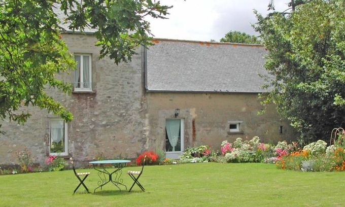 Montaigu-la-Brisette Cottage | Charming Gite Montaigu-la-Brisette: 10/10 Guest Rated Retreat