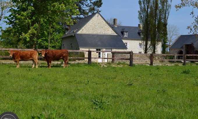 Sainte-Marie-du-Mont Cottage | Charming Gite Sainte-Marie-du-Mont with Spa & Kitchen