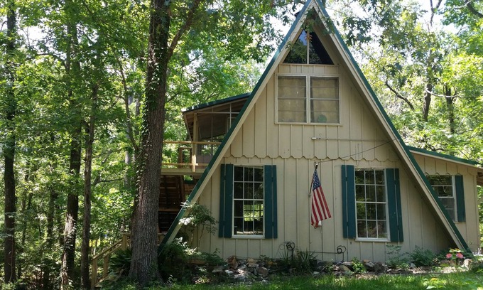 Broaddus Cabin | Cozy Cabin Near Lake with Free Boat Launch & Breakfast