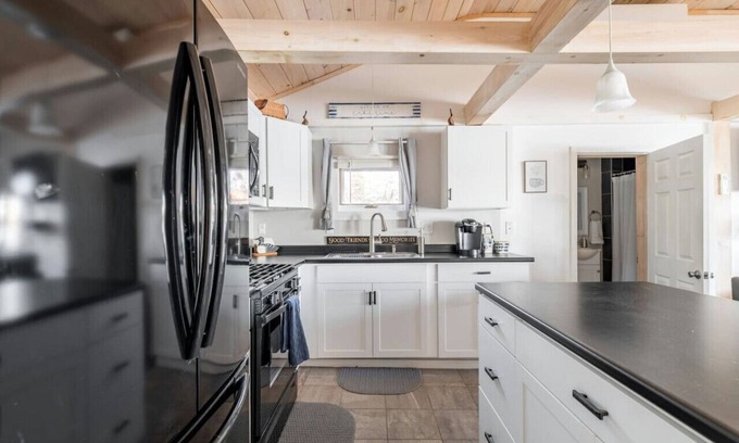 Eddington House | Serene Cabin Escape: Breathtaking Lake Views Await