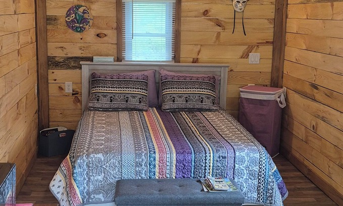 Watkins Glen Cabin | Charming cabin in delightful Watkins Glen with AC and beautiful surroundings.