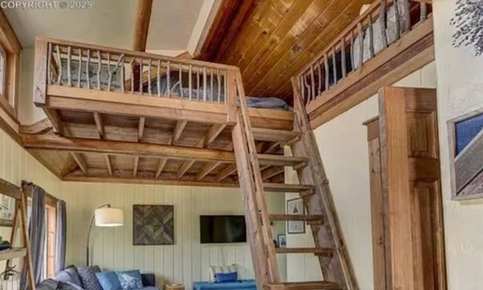 Woodland Park Cabin | Charming cabin in delightful Woodland Park with WiFi