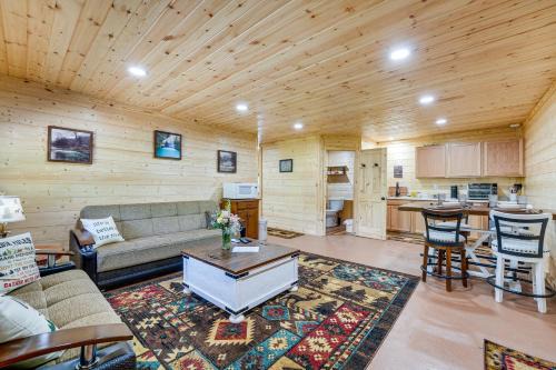 Eagle Rock Apartment | Cozy Cabin Near Roaring River State Park - Pet Friendly!