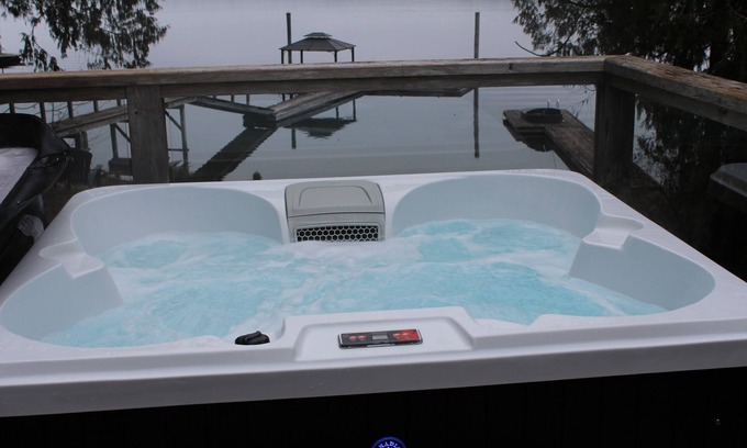 Port Alberni Cabin | Romantic Cabin on Sproat Lake with Hot Tub & Spa Bliss