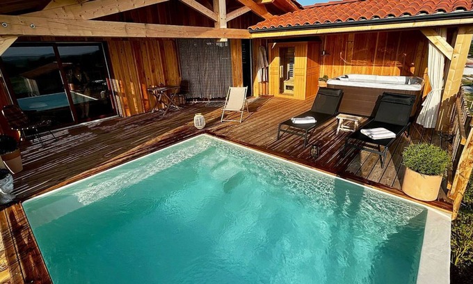 Monbazillac Cabin | Relaxing Cabin Retreat with Spa, Sauna & Private Pool