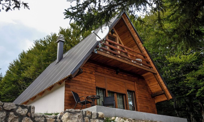 Zabljak Ski Chalet | Charming Cabin Steps from Black Lake – Surrounded by Nature