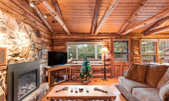 Wisconsin Dells Cabin | Cozy Cabin with Game Room & Fireplace Near Great Outdoors