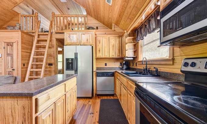 Charlton County Cabin | Cozy Cabin with Decks & Fire Pit – Steps from the River