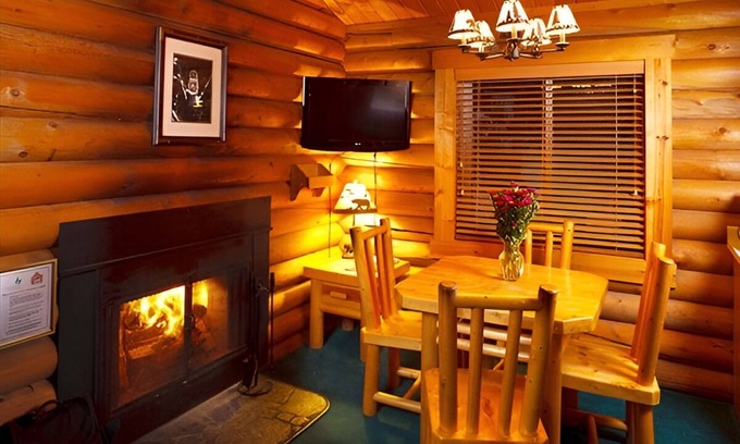 Moran Hotel | Charming Cabin with Mountain Views | Perfect for Family Nature Trip