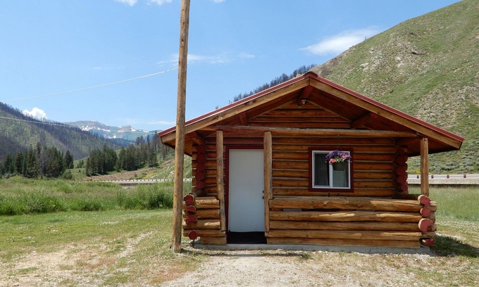 Bondurant Cabin | Pet-Friendly Cabins Along the Scenic Hoback River